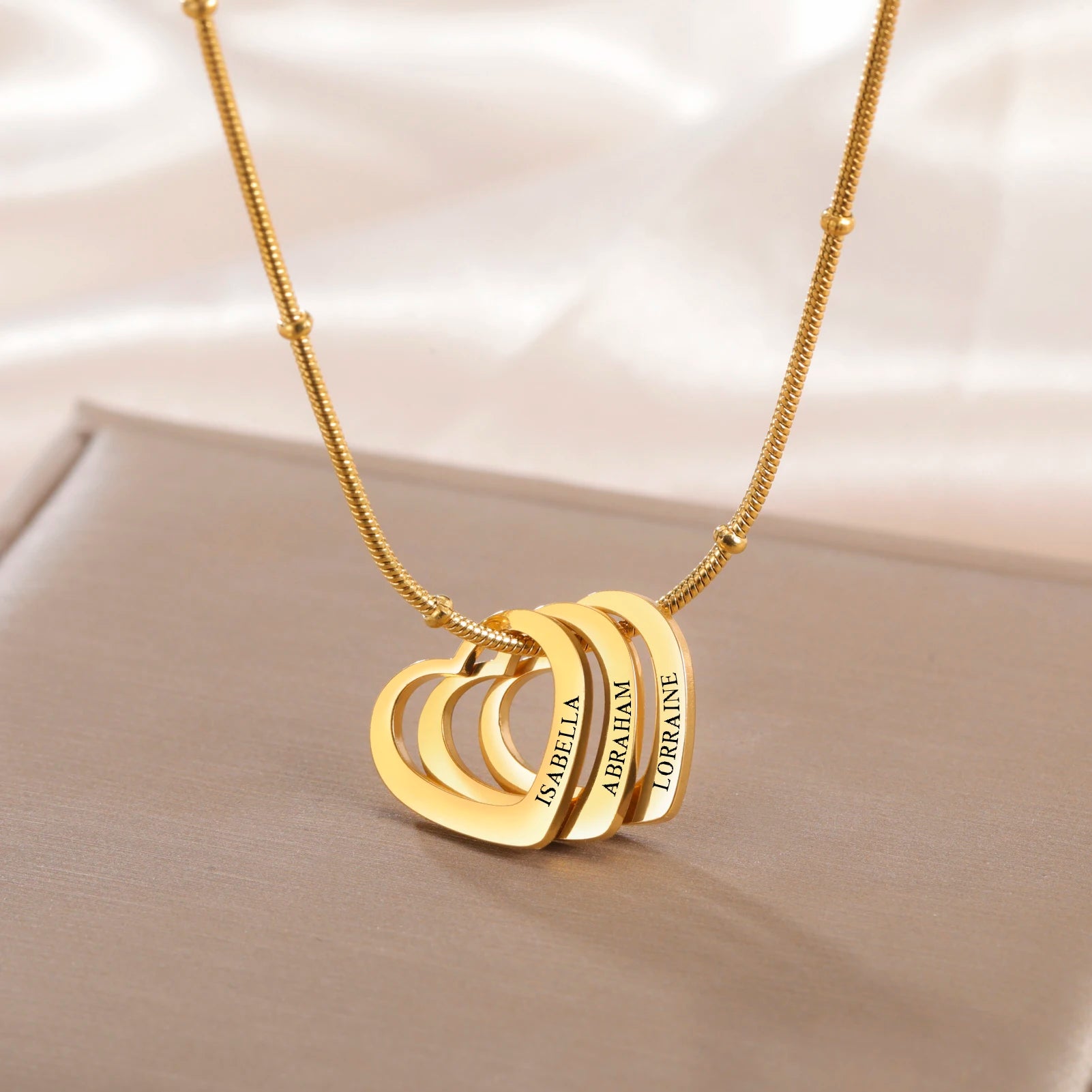 Dettaglio collana cuori oro