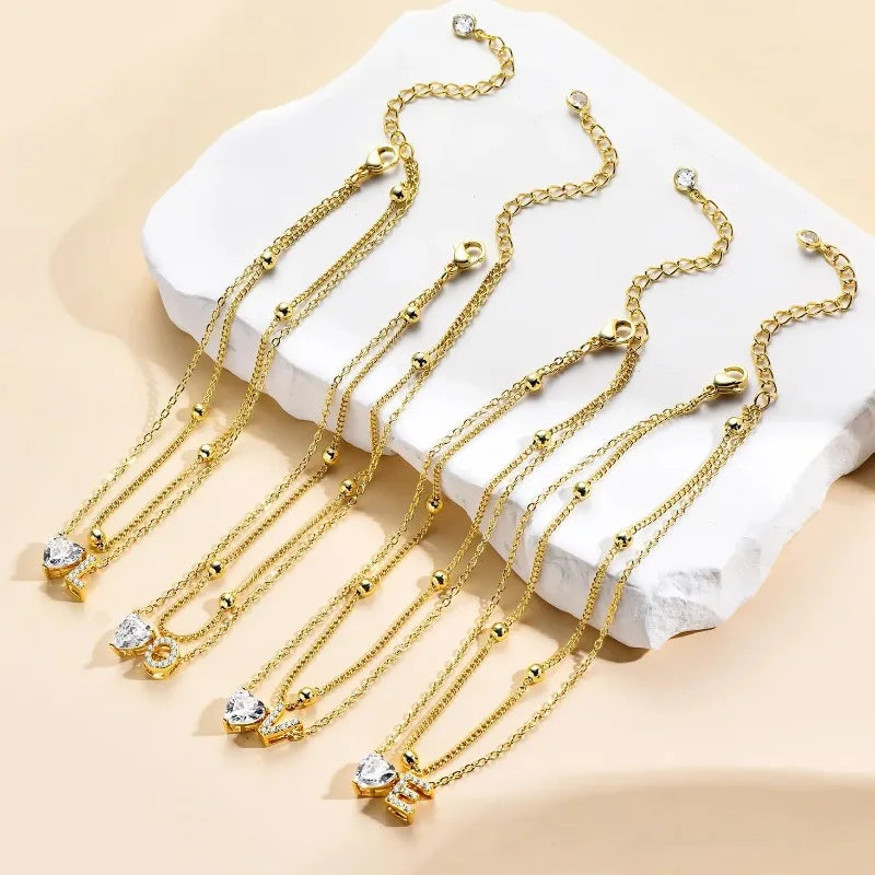 Dettaglio cavigliere con iniziale