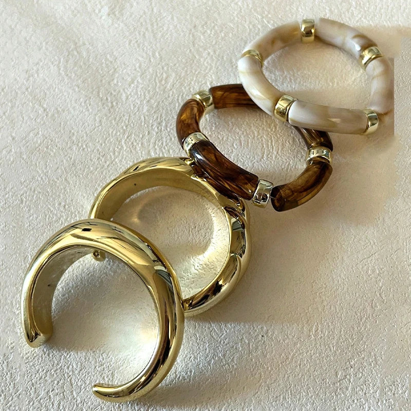 Dettaglio bracciali in resina e oro