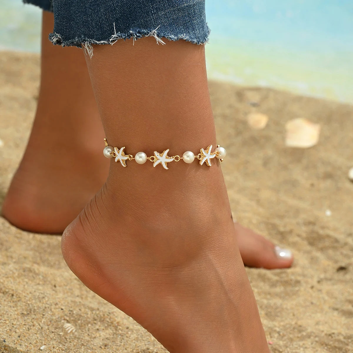 Cavigliera con stelle marine bianche indossata
