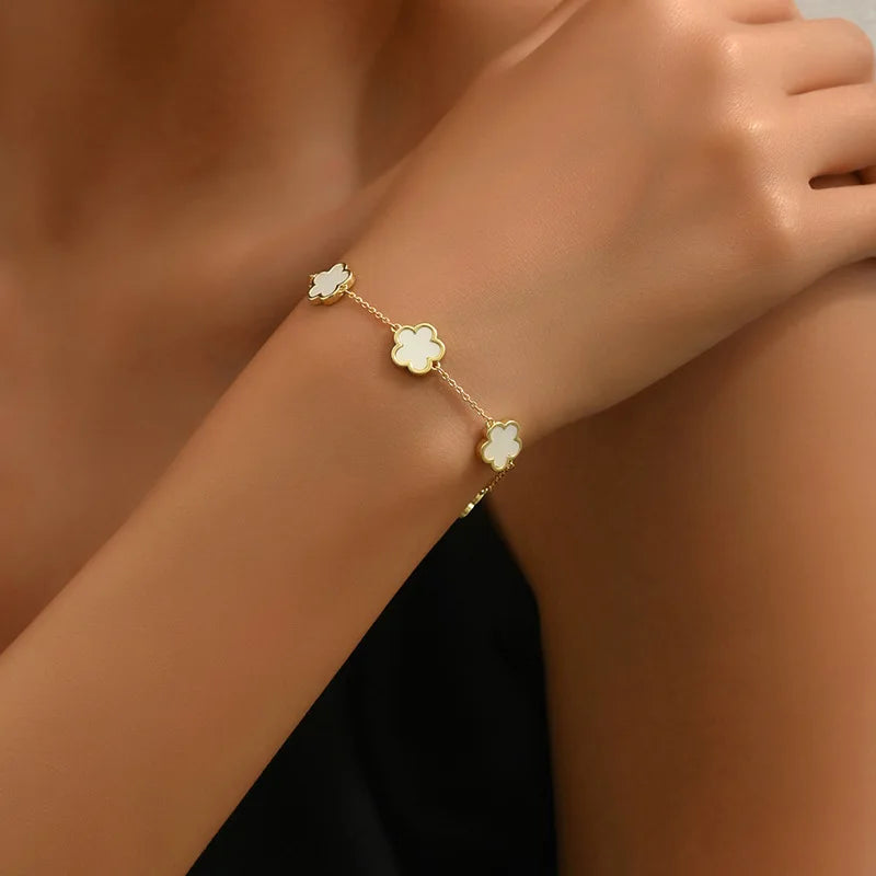 Bracciale Pentaleaf indossato al polso