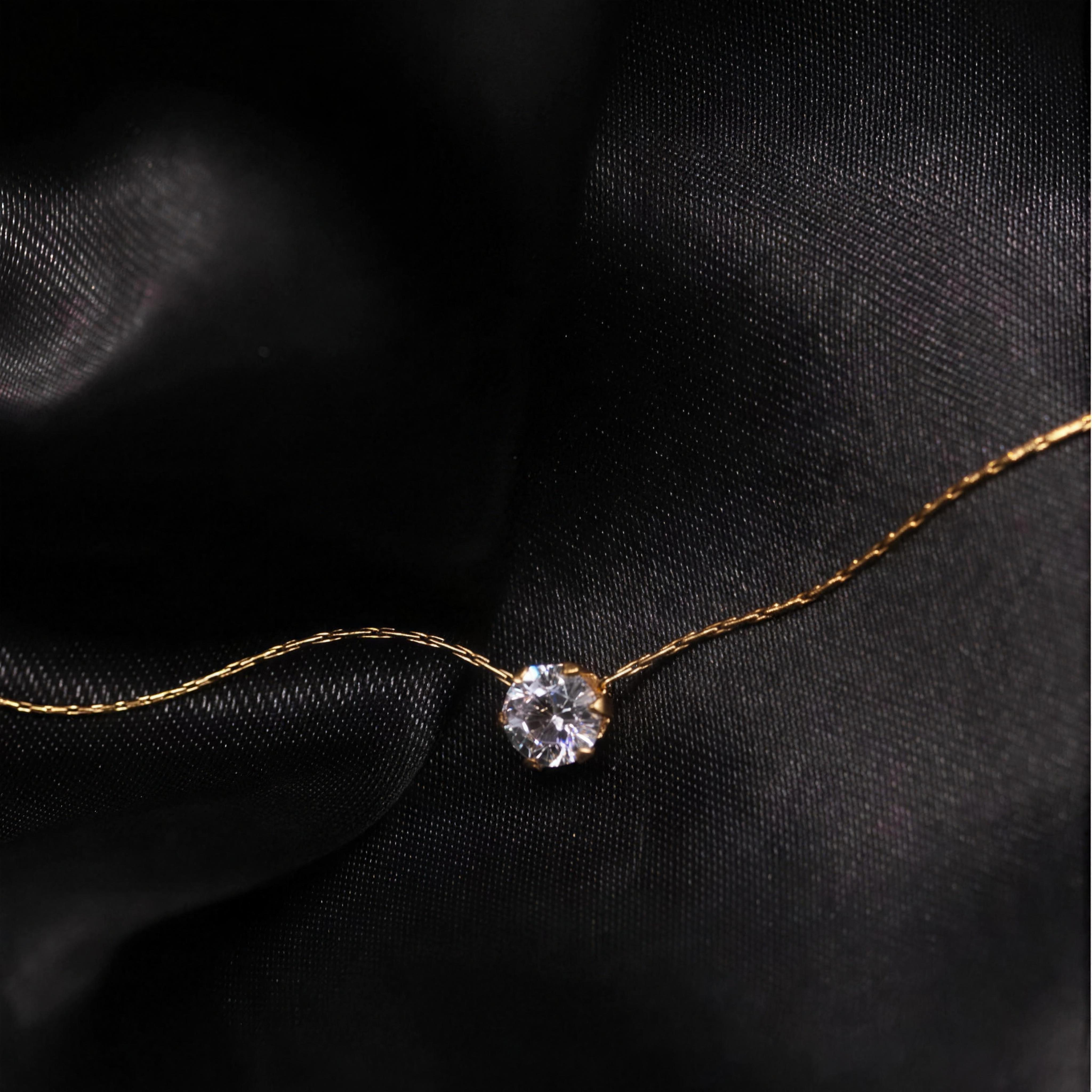 Dettaglio dello zircone della Collana Goccia di Luce
