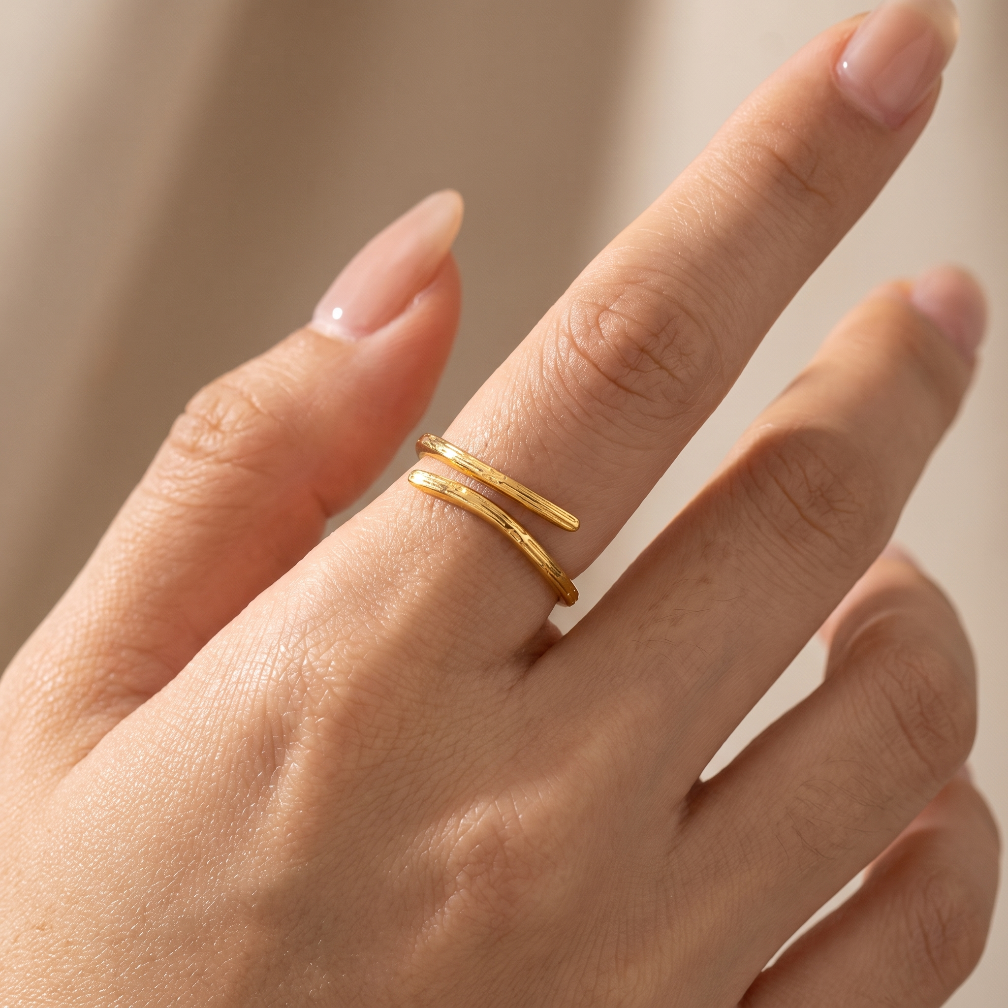 Anello Geometrico Regolabile indossato