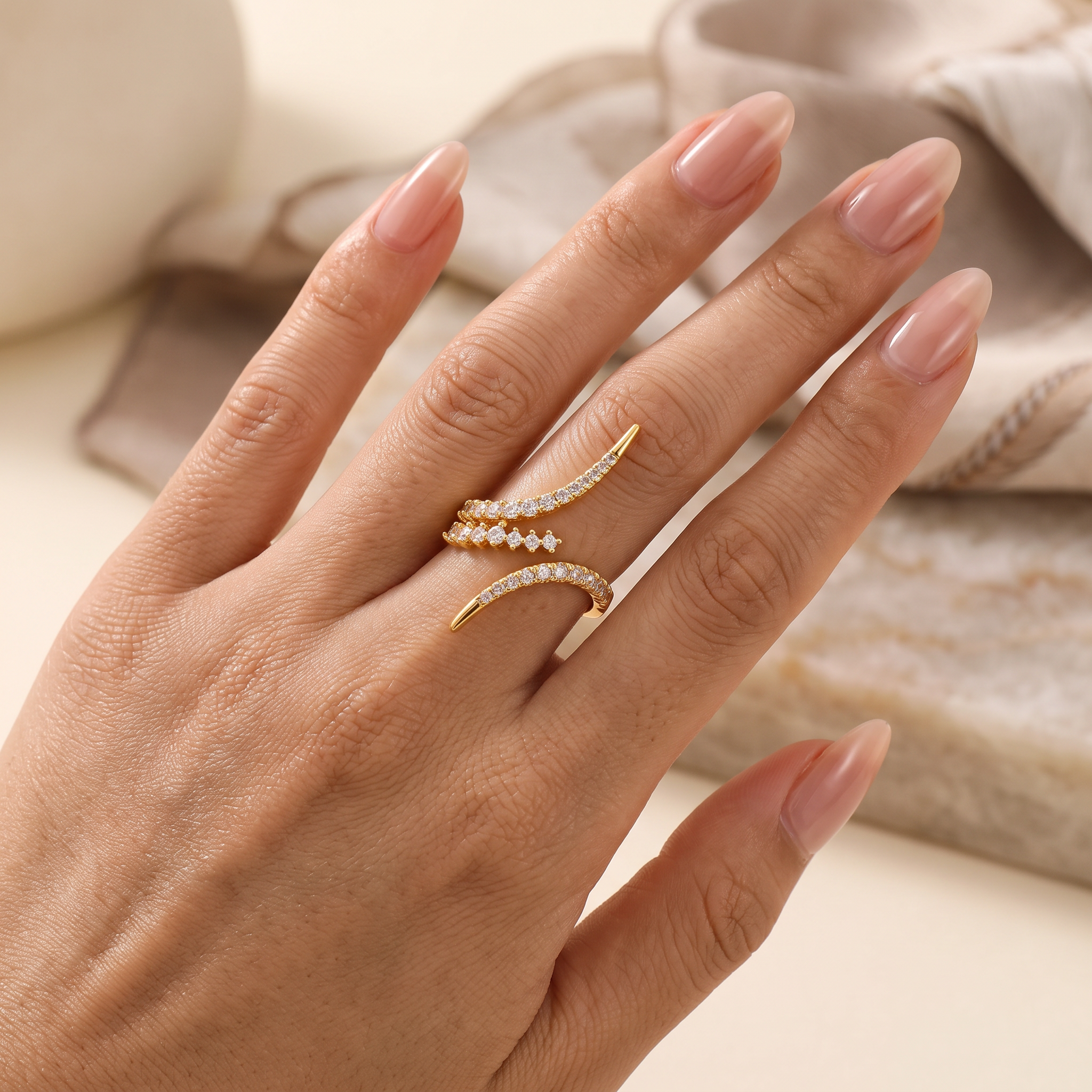 Anello aperto con zirconi indossato