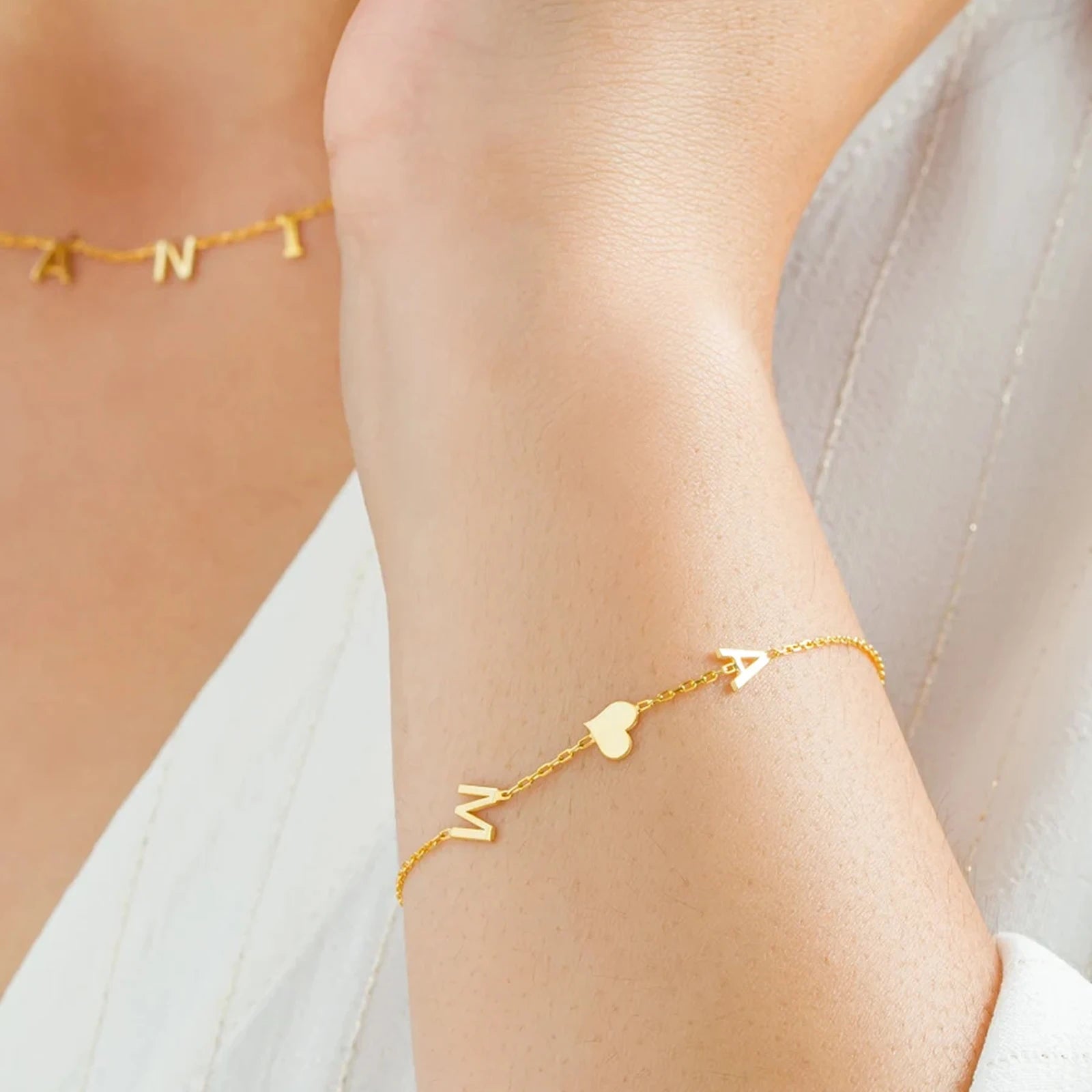 Bracciale con iniziali al polso