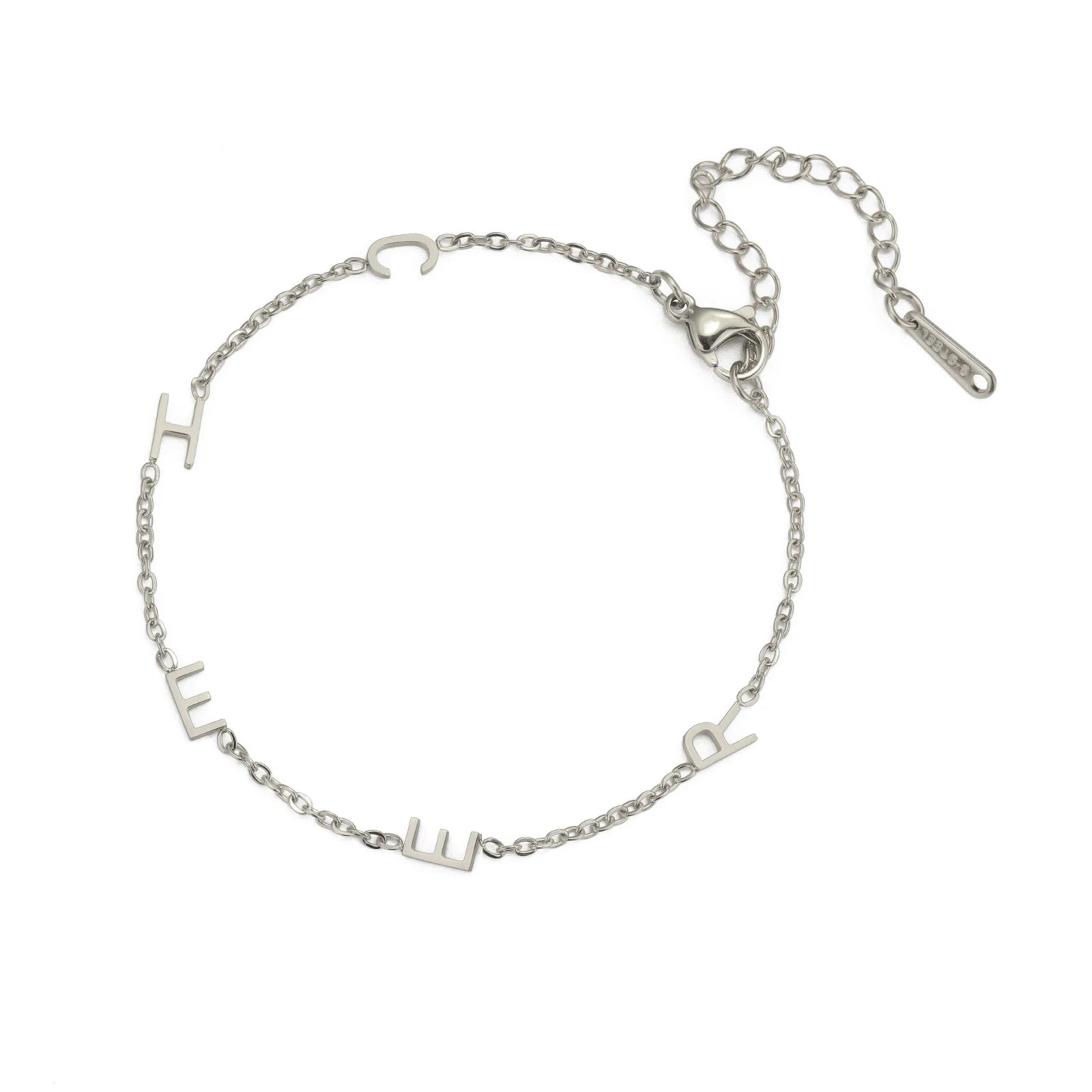 Dettaglio chiusura bracciale con iniziali