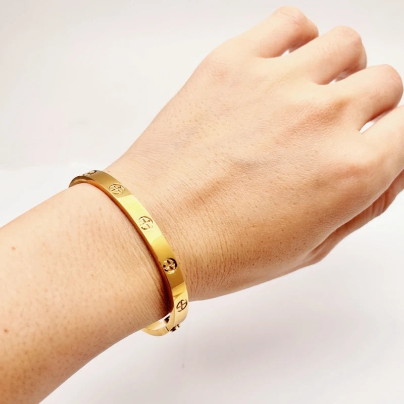 Bracciale a Croce indossato al polso