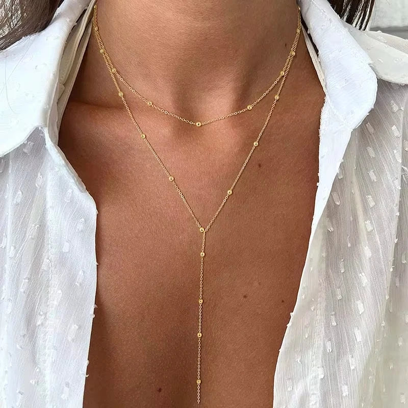 Collana a Y con camicia bianca