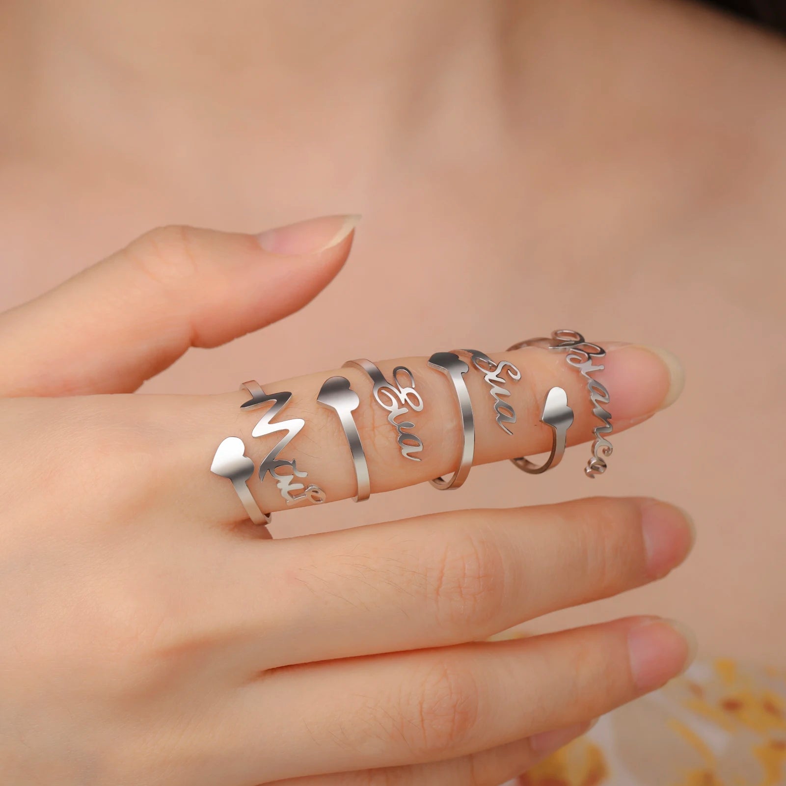 Anello con nome indossato
