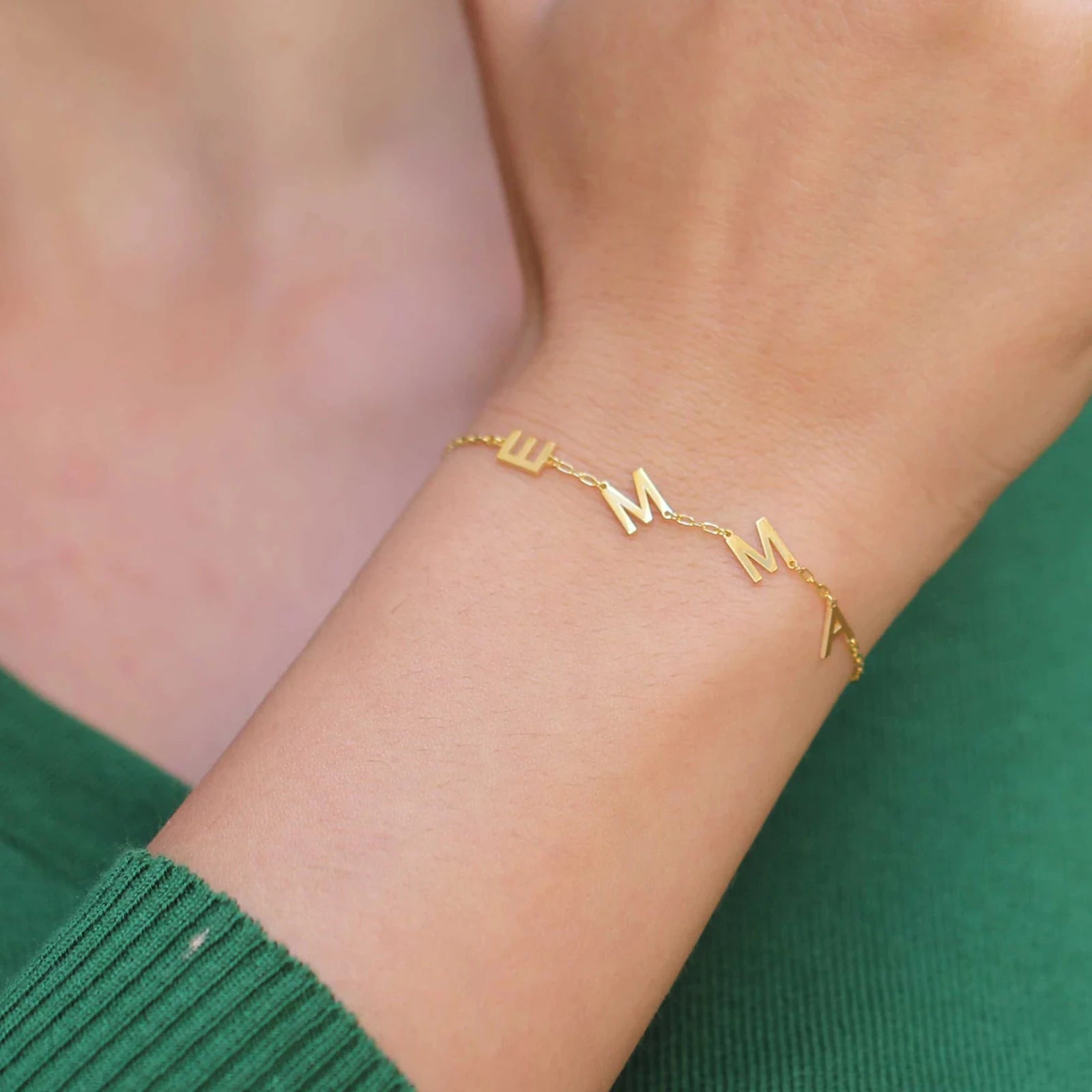 Bracciale con iniziali acciaio indossato
