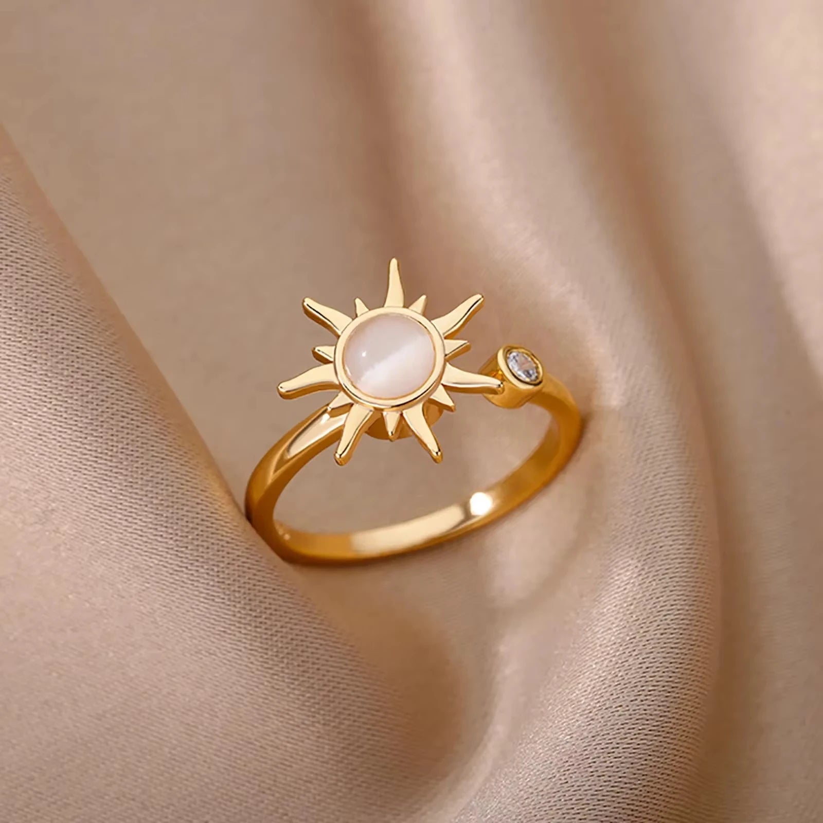 Dettaglio anello a fiore di sole
