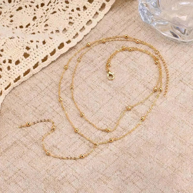 Dettaglio collana a Y con ciondolo a goccia