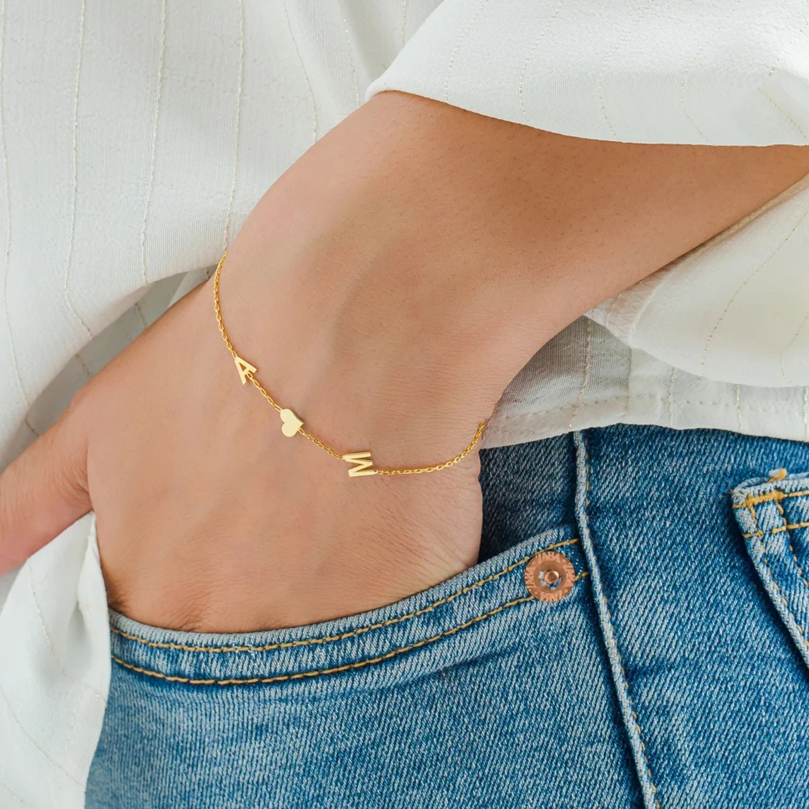 Bracciale con iniziali oro indossato